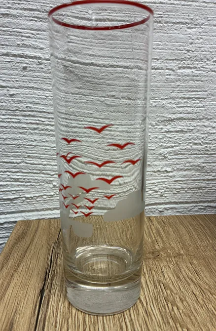 Hohes Trinkglas mit roten Verzierungen